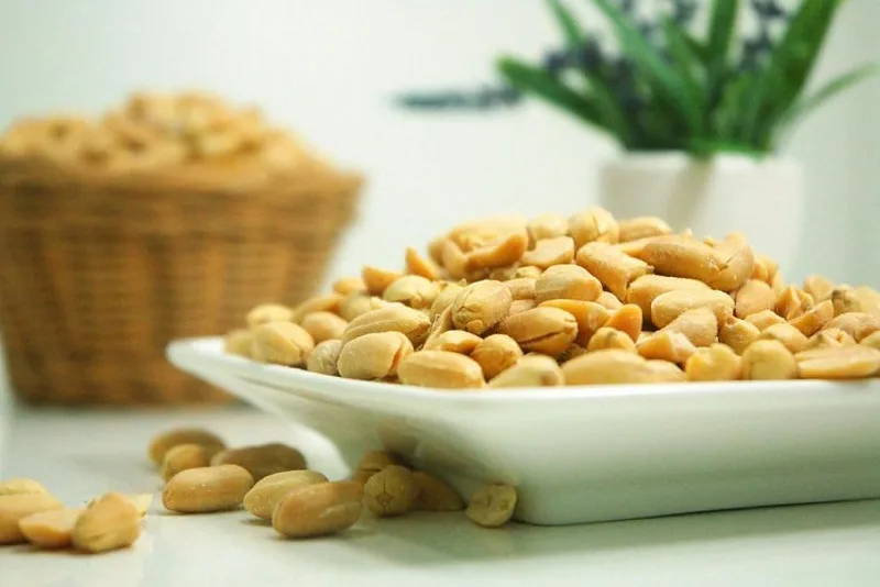 Ai nên hạn chế hoặc tránh ăn đậu phộng?